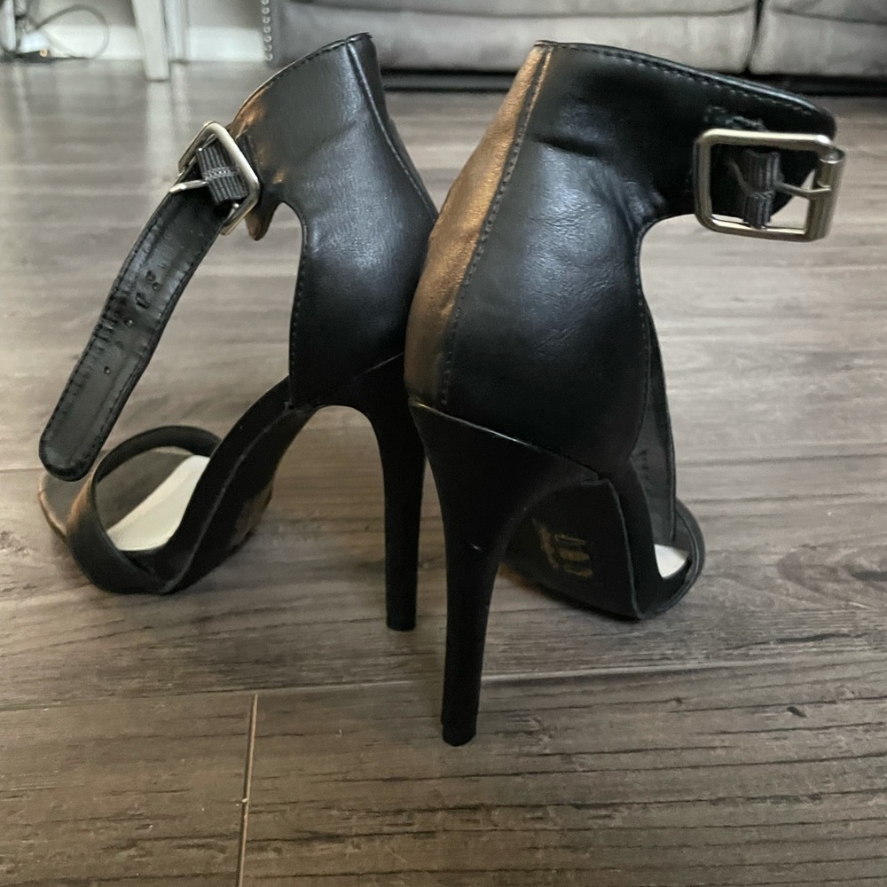 Heels - Picture 2 of 3
